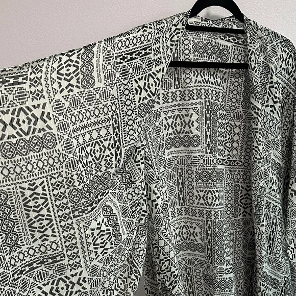 Black & White Geometric Fringe Wrap Scarf - Picture 4 of 10